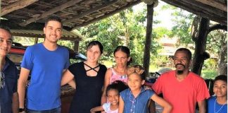 Família sem dinheiro que decidiu ir andando de Goiânia a Roraima ganhou passagens para viajar de ônibus.