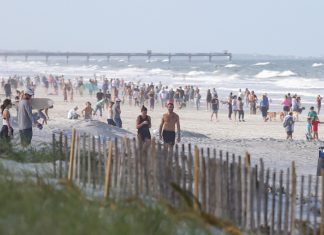 Praias ficam lotadas na Flórida após “pequena liberação” na quarentena