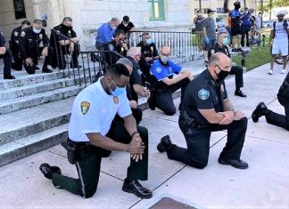 Um gesto inesperado dos policiais americanos tem mudado o clima de protestos nos EUA