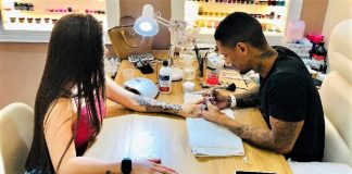 Homem supera preconceito se torna “manicure”